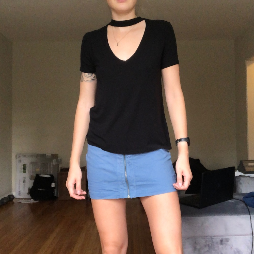 Ribbed black tee with V